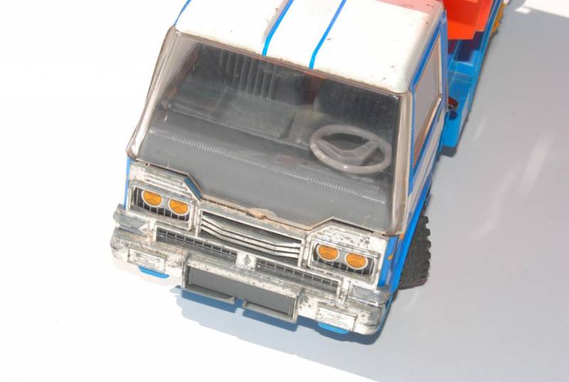 ox_stara-zabawka-samochod-renault-joustra-na-kabel
