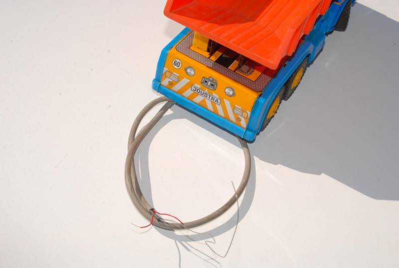 ox_stara-zabawka-samochod-renault-joustra-na-kabel