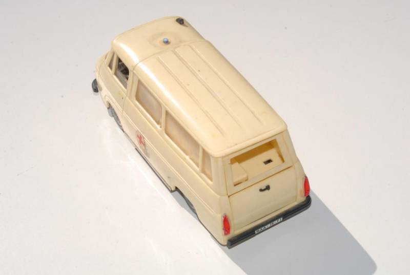 ox_stara-zabawka-samochod-skoda-1203-karetka-antyk