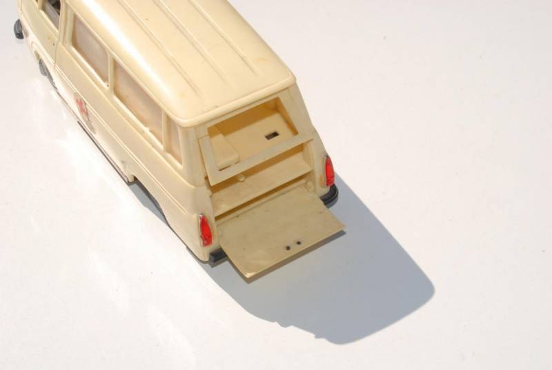 ox_stara-zabawka-samochod-skoda-1203-karetka-antyk