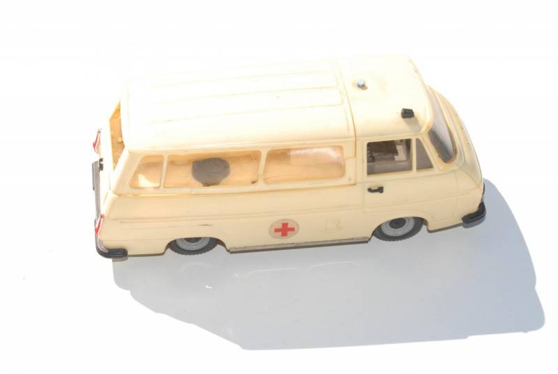 ox_stara-zabawka-samochod-skoda-1203-karetka-antyk