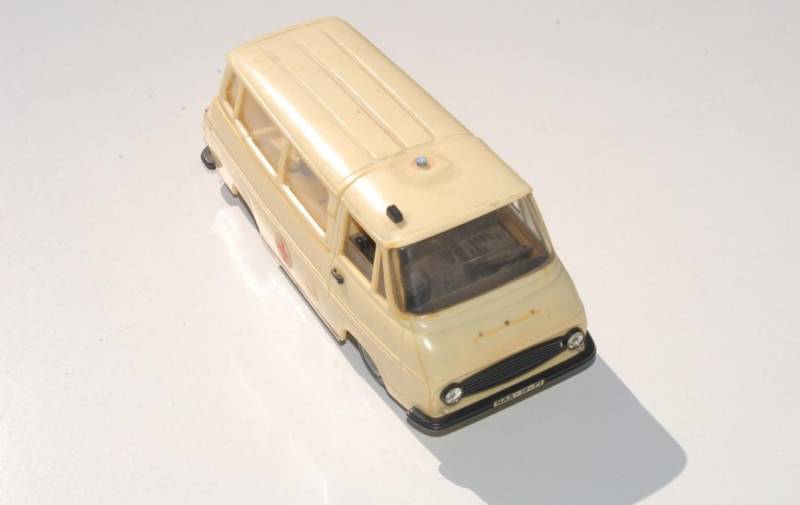 ox_stara-zabawka-samochod-skoda-1203-karetka-antyk