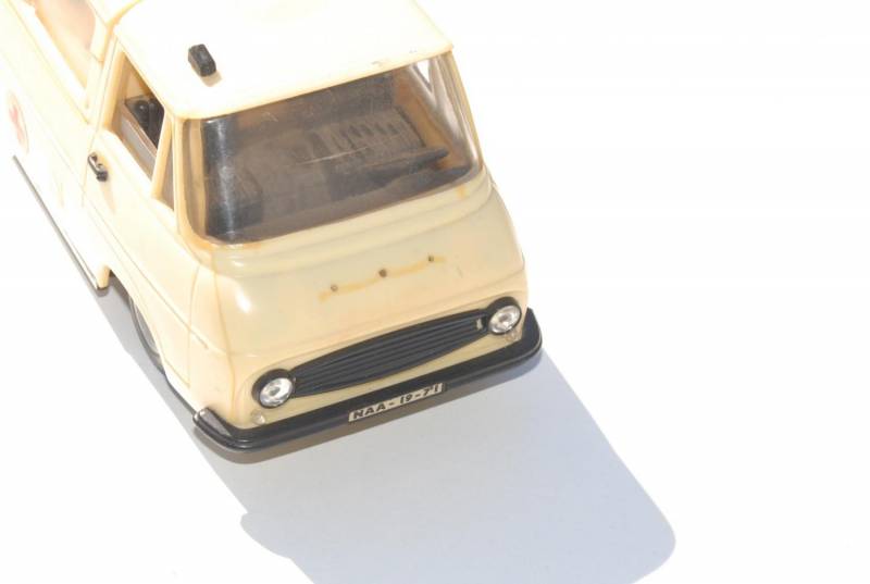 ox_stara-zabawka-samochod-skoda-1203-karetka-antyk