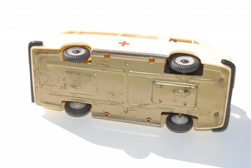 ox_stara-zabawka-samochod-skoda-1203-karetka-antyk