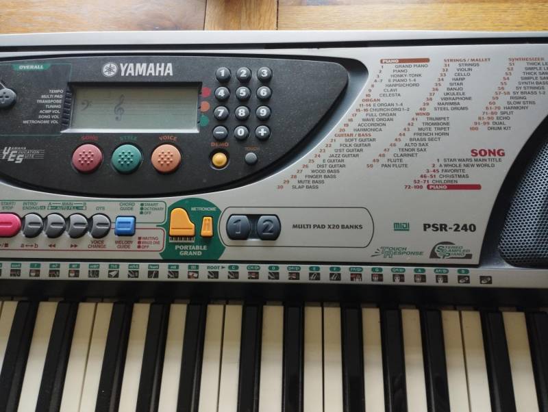 ox_keyboard-pianino-yamaha-psr-240-z-zasilaczem