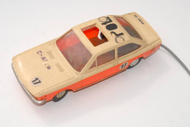 ox_stara-zabawka-samochod-piko-fiat-124-cupe-na-kabel