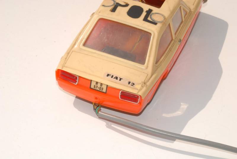 ox_stara-zabawka-samochod-piko-fiat-124-cupe-na-kabel