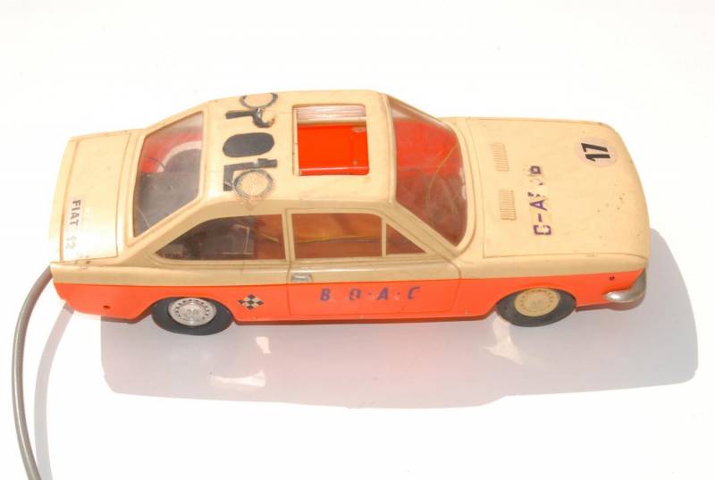 ox_stara-zabawka-samochod-piko-fiat-124-cupe-na-kabel