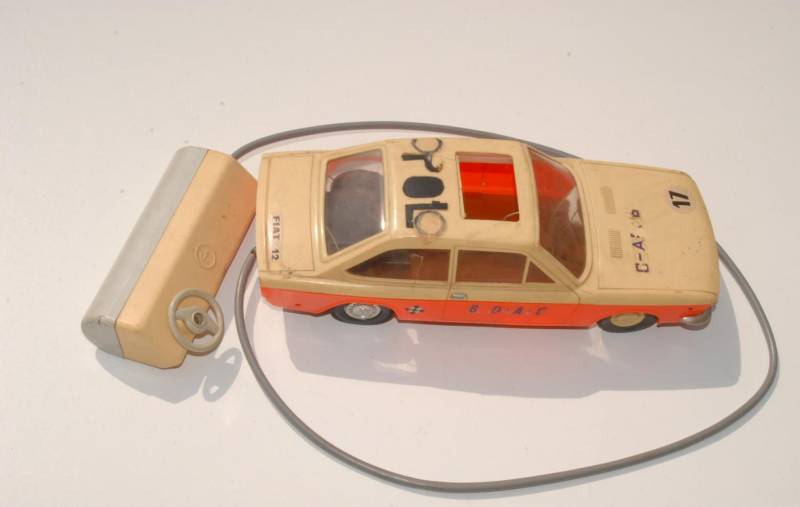 ox_stara-zabawka-samochod-piko-fiat-124-cupe-na-kabel