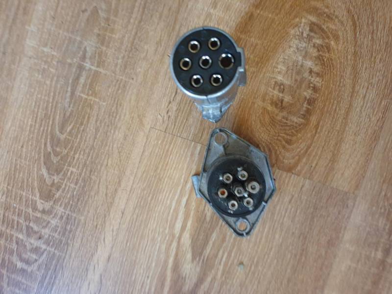 ox_sprzedam-nowe-gniazdo-do-przyczepy-wtyczka-7-pin-aluminiowe