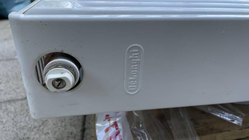 ox_grzejnik-kaloryfer-delonghi-pionowy-900x600x110