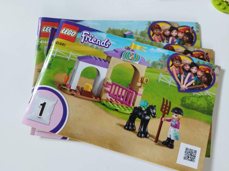 ox_lego-friends-41441-szkolka-jezdziecka-i-przyczepa