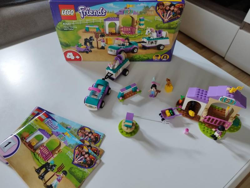 ox_lego-friends-41441-szkolka-jezdziecka-i-przyczepa