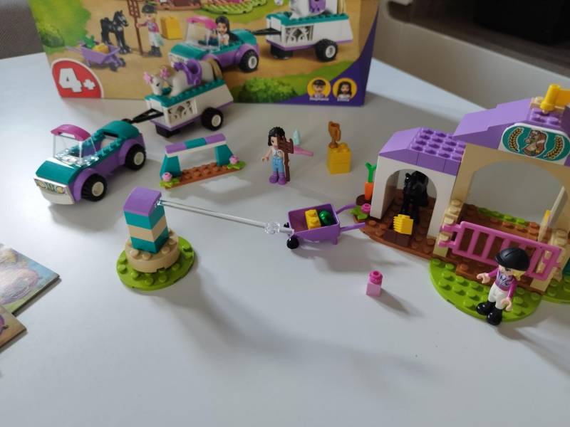 ox_lego-friends-41441-szkolka-jezdziecka-i-przyczepa