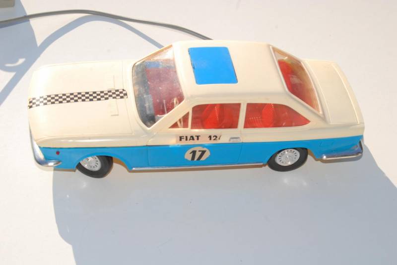 ox_stara-zabawka-samochod-piko-fiat-124-cupe-na-kabel