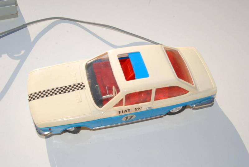 ox_stara-zabawka-samochod-piko-fiat-124-cupe-na-kabel