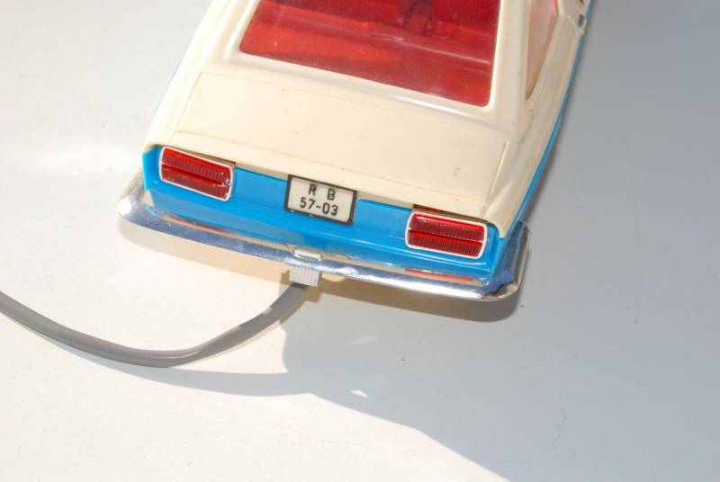 ox_stara-zabawka-samochod-piko-fiat-124-cupe-na-kabel