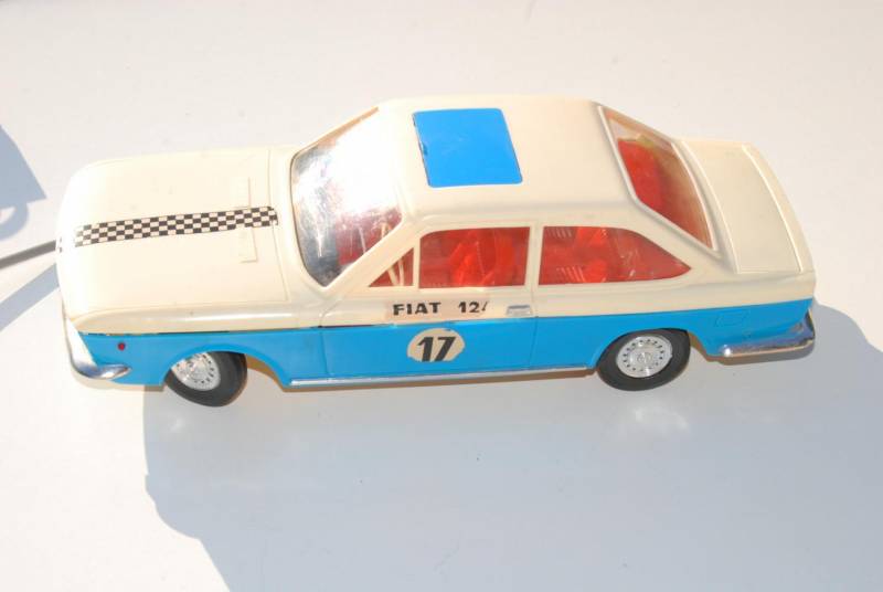 ox_stara-zabawka-samochod-piko-fiat-124-cupe-na-kabel