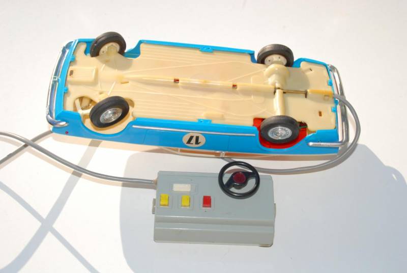 ox_stara-zabawka-samochod-piko-fiat-124-cupe-na-kabel
