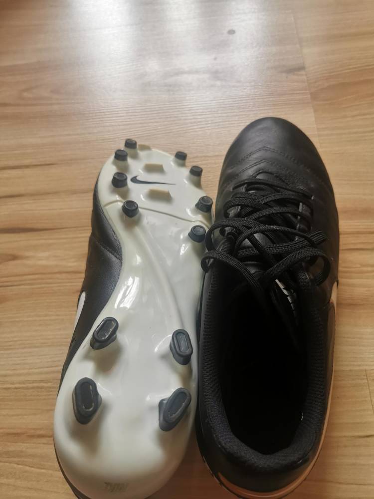 ox_buty-pilkarskie-korki-nike-tiempo-genio-ii