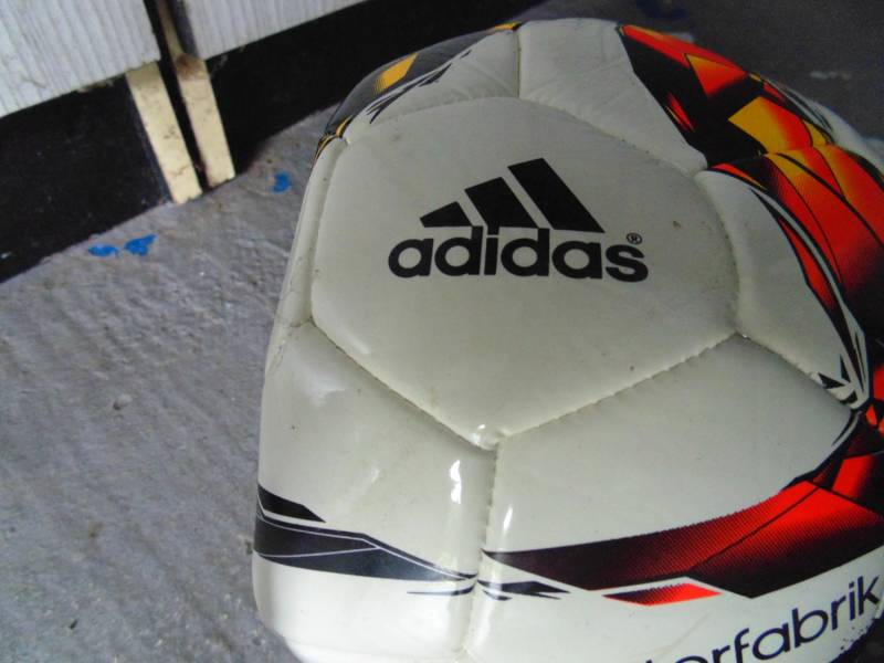 ox_pilka-adidas