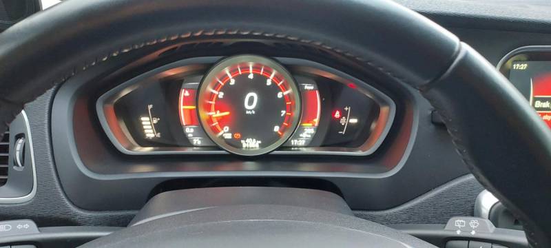 ox_sprzedam-volvo-v40-cross-country-t3-1969cm-152km-2015r