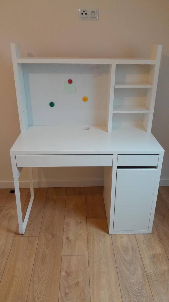 ox_biurko-micke-z-nadstawka-ikea