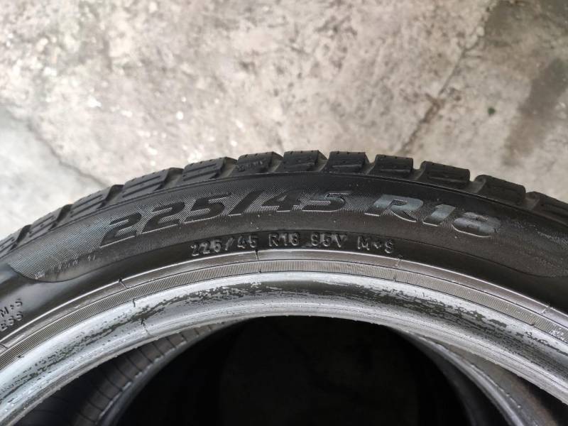ox_opony-zimowe-pirelli-sottozero-iii-22545-r18-95v-komplet