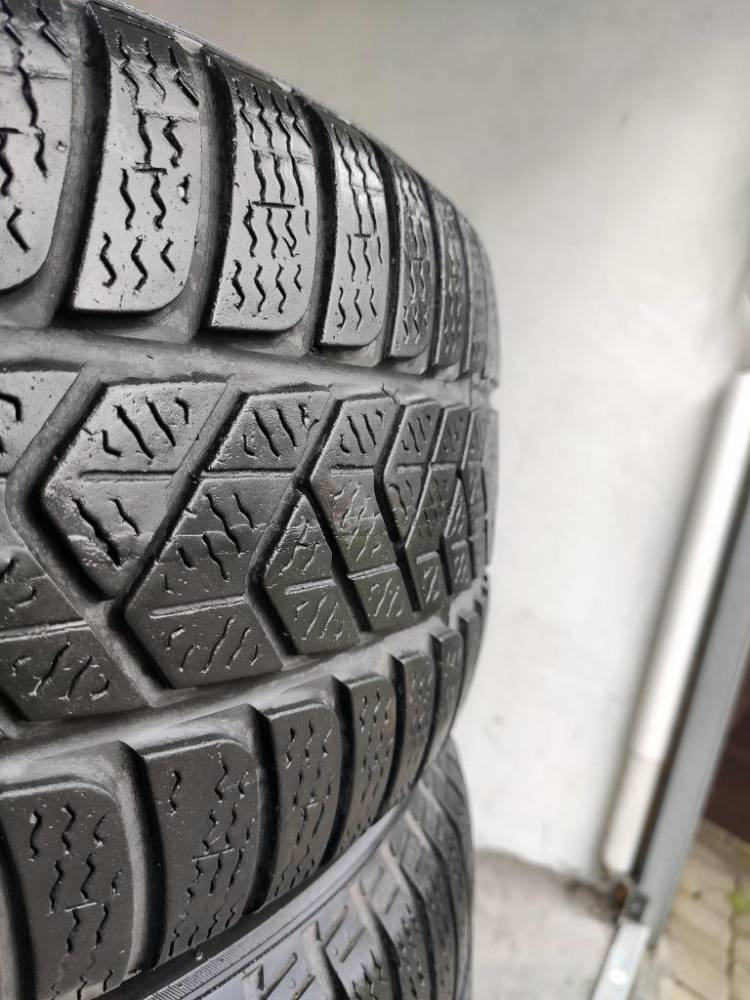 ox_opony-zimowe-pirelli-sottozero-iii-22545-r18-95v-komplet