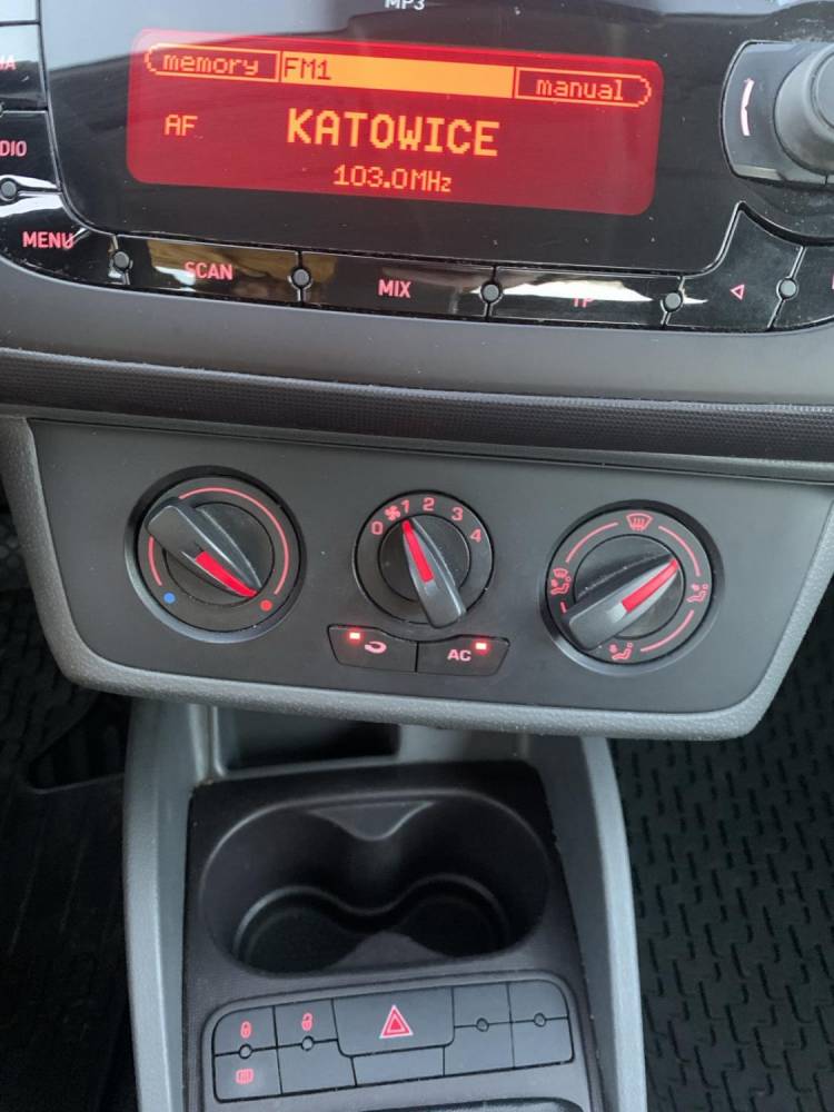 ox_seat-ibiza-12-benzyna-rok-2011-przebieg-148-tys-kmopony-zimowe-klima