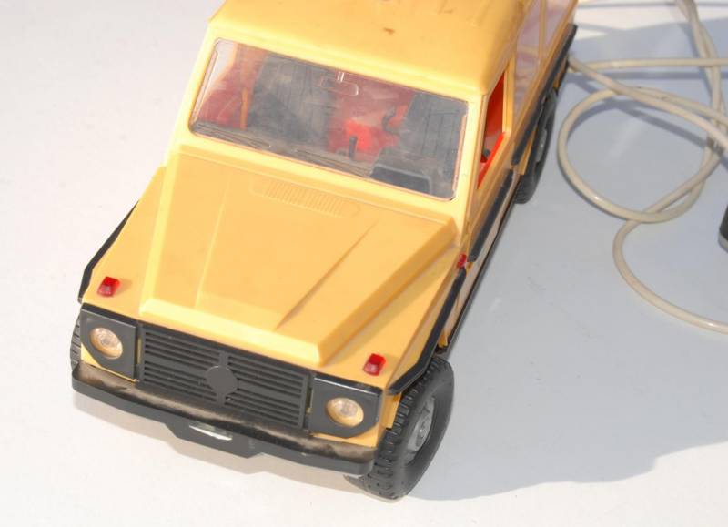ox_stara-zabawka-samochod-mercedes-klasy-g-puch-ddr-na-kabel-unikat-lata