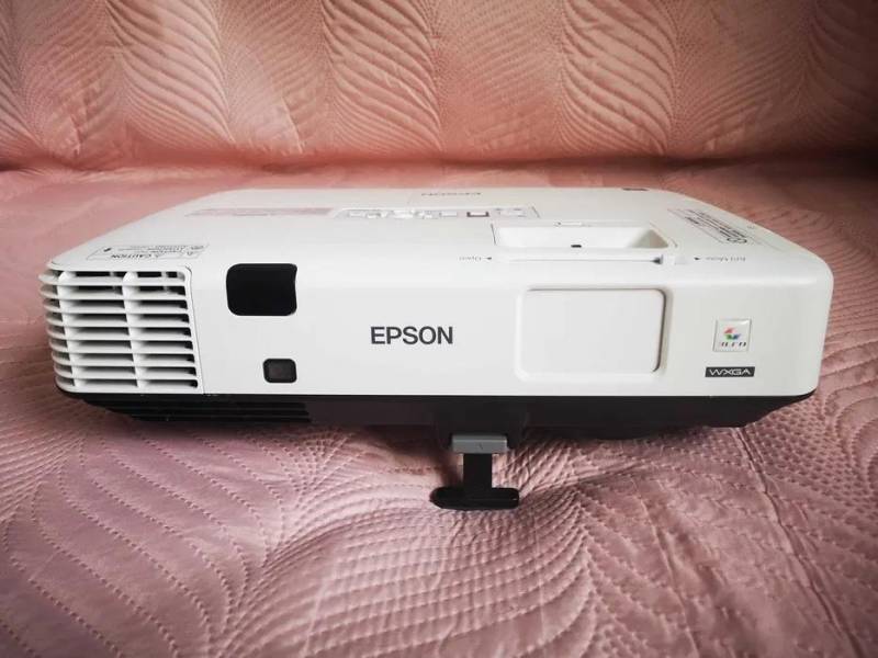 ox_projektor-epson-eb-1945w-wifi-4200-lumen-hdmi-321-godzin
