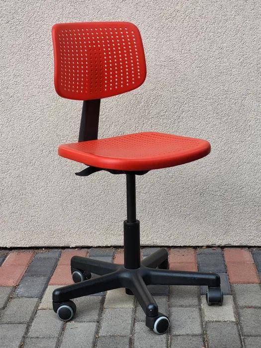 ox_krzeslo-fotel-ikea-obrotowe-do-biurka-dla-dziecka-gumowe-kolka