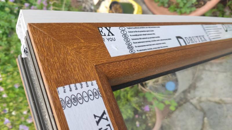 ox_okno-stale-107cm-x-40cm