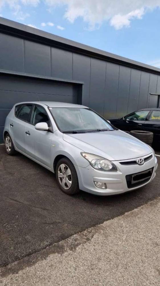 ox_hyundai-i30-14-benzyna-klimatronik-122009r
