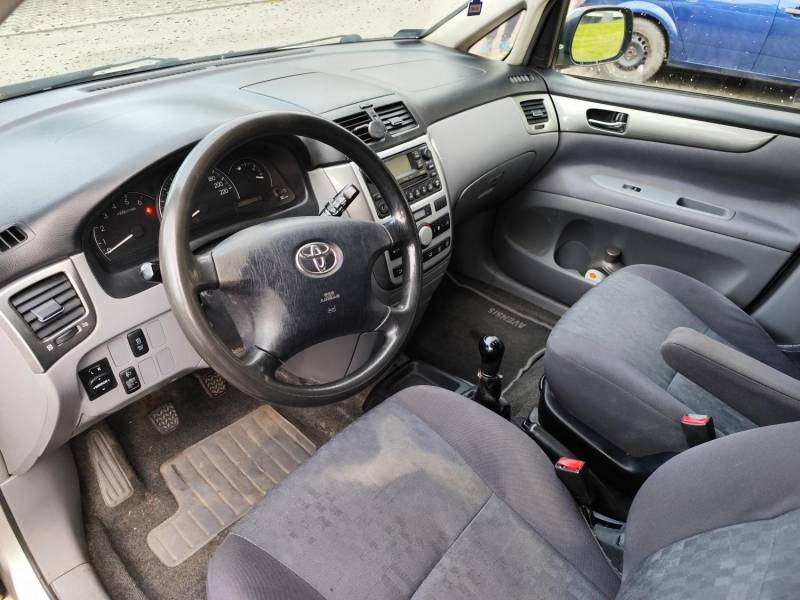 ox_sprzedam-toyota-avensis-verso-20-d4d-super-praktyczne-i-pojemne-auto