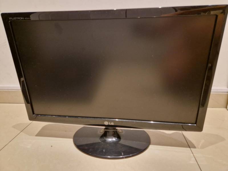 ox_komputer-stacjonarny-z-monitorem-idealny-do-nauki-i-pracy