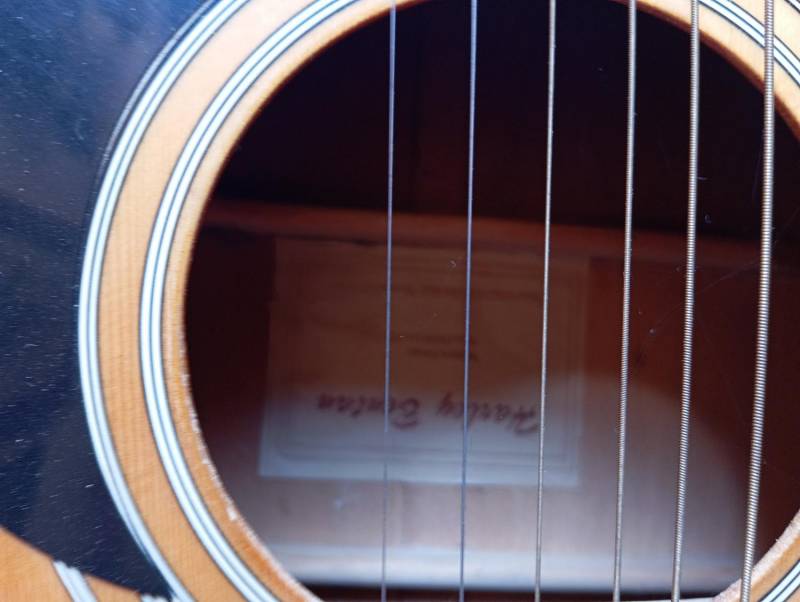ox_porzadki-domowe-gitara-klasyczna