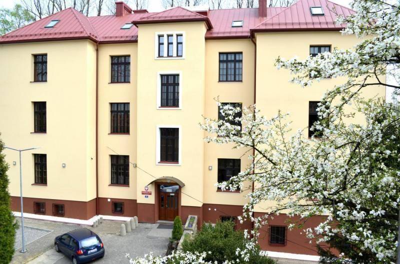 ox_osoba-sprzatajaca-akademia-wsb-w-cieszynie