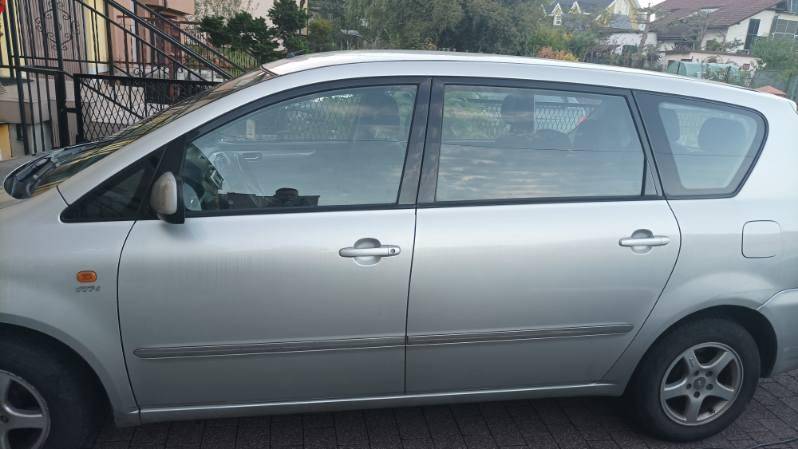 ox_sprzedam-samochod-toyota-avensis-verso
