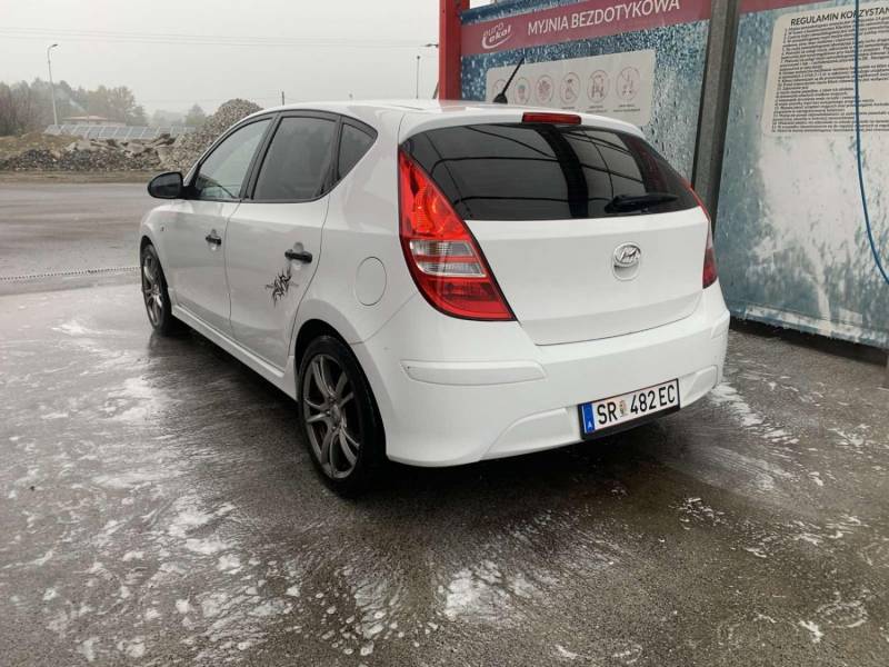 ox_hyundai-i30-14-benzyna-rok-2011-dwa-komplety-opon