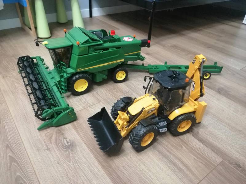 ox_bruder-koparko-ladowarka-jcb-5cx-zabawka-nie-trafiony-prezent