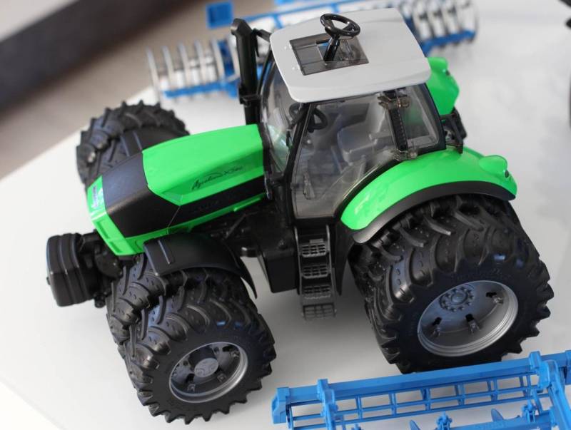 ox_sprzedam-traktor-bruder-z-akcesoriami
