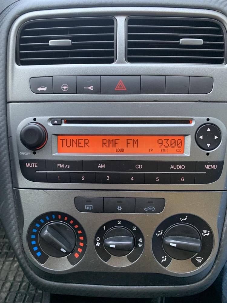 ox_fiat-grande-punto-14-benzyna-8v-klima-2009r