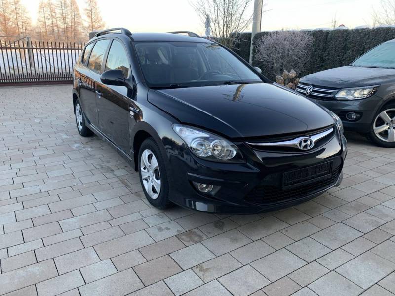 ox_hyundai-i30-kombi-14-benzyna-maly-przebieg-90tys-km-klimatronik-2010r