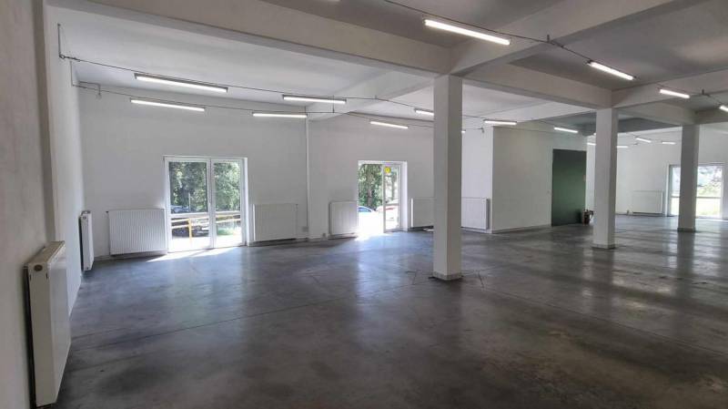 ox_lokal-handlowo-uslugowy-200m2-lub-polowa-do-wynajecia-w-cieszynie