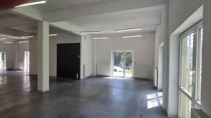 ox_lokal-handlowo-uslugowy-200m2-lub-polowa-do-wynajecia-w-cieszynie