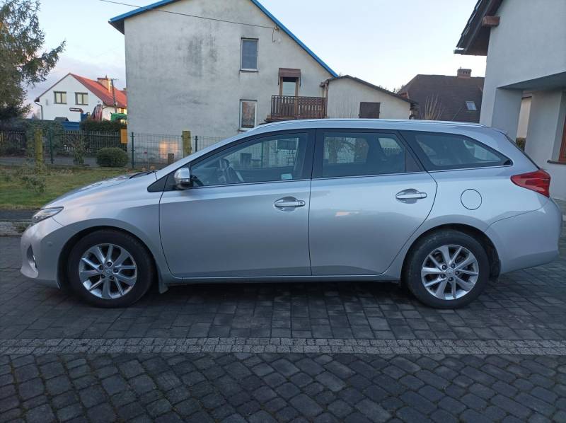 ox_toyota-auris-kombi-14d-2013-r-krajowa-uszkodzona