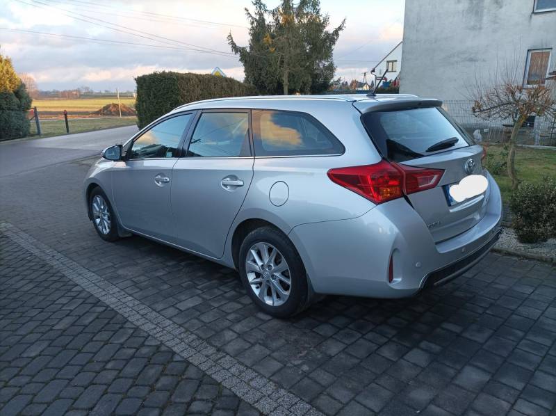ox_toyota-auris-kombi-14d-2013-r-krajowa-uszkodzona