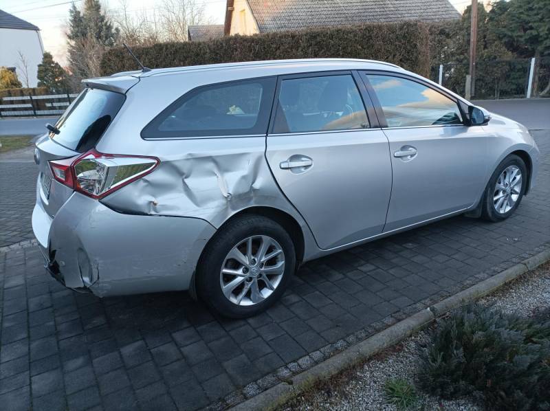 ox_toyota-auris-kombi-14d-2013-r-krajowa-uszkodzona